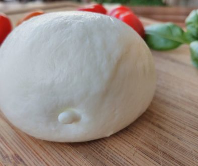 1280px-Mozzarella_di_bufala3